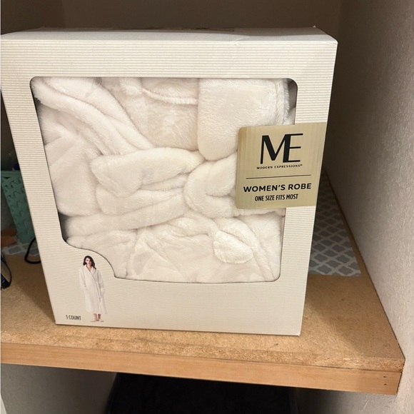 ME Makeover Essentials Women's Plush White Robe - Picture 1 of 1